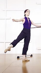 Get your alignment and technique in check at the ballet barre with @anhdillon ✅ The exercises are an intermediate level — here are a few things to note! 👉🏼 Pay attention to your feet articulation from the moment you do the slow battement tendu exercise. 👉🏼 Go through a “flat” first position in your ronds de jambe. 👉🏼 Aim for a clear end position for all frappés, no matter the speed. For more pointers, find “Anh’s Intermediate Ballet Barre #1” on our site! #intermediateballetbarre #barreexe