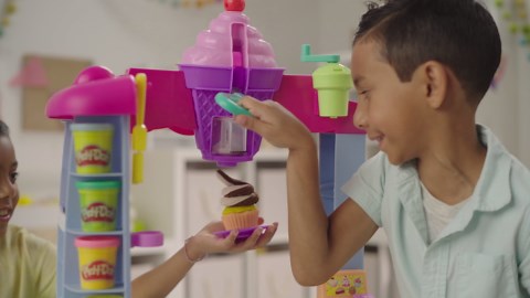 Play-Doh Kitchen Creations Sweet Snacks Food Truck Toy Playset for Kids, 12 Modeling Compound Cans, for 3 Year Old Girls & Boys & Up (Amazon Exclusive)