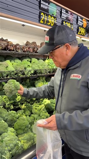 🤩 It’s not about eating less, it’s about eating better, more vegetables, and fewer excuses. 👍🥦🥕🥑 🤩 No es comer menos, es comer mejor, más vegetales, menos excusas. 👍🥦🥕🥑 #healthytips #healthyeating #vegetables #fruits #labonitasupermarkets | La Bonita Supermarkets