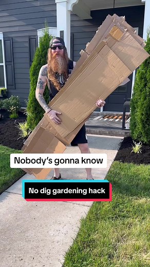 Have you seen this gardening hack? #diy #diygarden #diyflowerbed #gardeninghacks #gardentip #gardenhack #nodig #flowerbed #diylandscaping #nobodysgonnaknow #howwouldtheyknow #homediy #lifehack