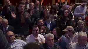 Capitano Ultimo scopre il volto dopo 31 anni per candidarsi alle europee con Cateno De Luca Ha scoperto oggi il suo volto al teatro Quirino di Roma per affrontare la campagna elettorale senza maschere per "Libertà", la lista creata da Cateno De Luca. Sergio De Caprio, detto Capitano Ultimo, è un politico e generale italiano, noto per l'arresto di Totò Riina, non si è infatti mai tolto il passamontagna dal gennaio 1993. "Scopro il volto per le elezioni come "atto d'amore. Così feci il mio lavoro 