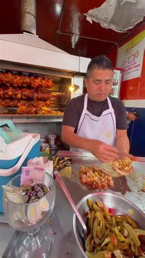 Tacos de Pollo Afuera del Metro