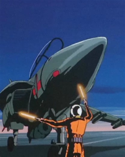 Cultura Magazine on Instagram: "Super Dimension Fortress Macross (超時空要塞マクロス, 1982) — salah satu seri paling berpengaruh dalam sejarah anime mecha dan space opera. Awalnya, Macross dirancang hanya sebagai anime mecha biasa, tapi sutradara Shoji Kawamori menambahkan elemen cinta segitiga dan musik idol—yang kemudian menjadi ciri khas seri ini: Perpaduan antara perang, romansa, dan musik ini sangat inovatif pada masanya. Desain Valkyrie VF-1 — pesawat yang bisa berubah menjadi robot humanoid diangg