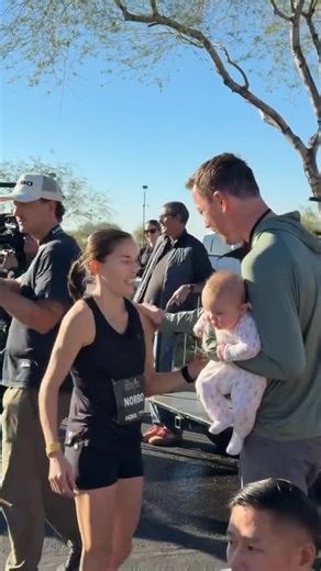 Fast Women on Instagram: "Jess McClain is a full-service pacer. She paced the sub-2:37:00 group at the Marathon Project this morning, and then waited at the finish line to cheer for and capture footage of one of her pace-ees, Carter Norbo, as she qualified for the 2028 U.S. Olympic Marathon Trials, running 2:36:25. 🎥: @jesstonn"
