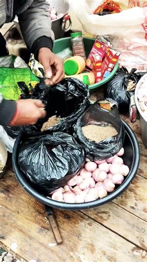 चिकन बनाने के लिए कटिंग कर रहे हैं प्याज