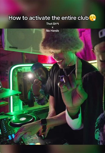 @Megan Thee Stallion x No Hands to get the whole club dancing🪩 #dj #transition #megantheestallion #nohands #nohandsdance