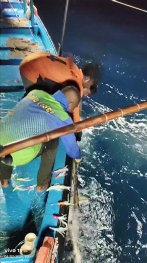 #fishboat 😱🐟🔥We caught a big yellow fin tuna at night 😱🔥🐟#viral #seafood #fiaherman
