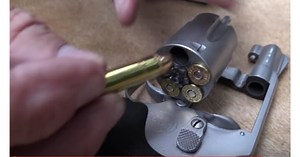 Hickok45 feels out the all-steel Smith Model 640 snubbie (VIDEO)