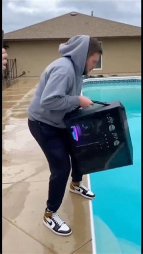 これ修理できると思う？🤔コメントで教えて👇#衝撃映像 #ゲーミングPC #水没事故 #shorts #ai