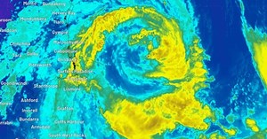 Cyclone Alfred's 'dangerous' change on path to coast