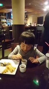 2015年11月7日木在南丰城一楼的澳拜客乖乖地自己吃意面_192001 (3)