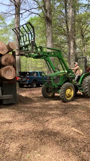 Straightening up a load before going to the mill #bluecollarlogger #johndeere #loggingtruck