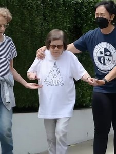 71K views · 218 reactions | Iconic Oscar Winner, 80, Makes a Rare Public Appearance – Emotional Moment Captured!  Who Is She And How Does She Look Now… (check in the first comment) | Mind Space | Facebook