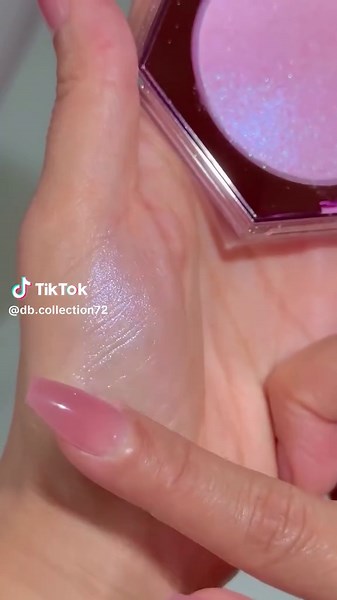 Fenty Beauty DIAMOND BOMB ilə gün boyunca parla✨ Lavanda rəngi və yüksək piqmenti sayəsində gündəlik make up yeniləməyə ehtiyac qalmayacaq💜💖 Bu məhsul ilə parlamağa hazırsan? 💫 DIAMOND BOMB ALL-OVER DIAMOND VEIL - 120azn💵