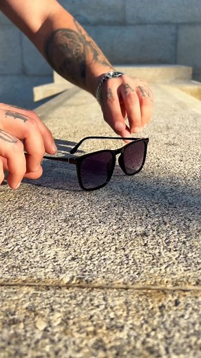 ÓCULOS DE SOL LEAF PRETO DEGRADE Elegância e minimalismo para compor seu estilo! O Óculos de Sol Leaf Preto apresenta um design retangular sofisticado, ideal para homens que valorizam um acessório moderno e versátil. Sua armação em acetato italiano na cor preta garante leveza e resistência, enquanto as hastes com amortecedores internos oferecem máximo conforto. As lentes degradê roxas proporcionam um toque de personalidade, além de proteção eficiente para o dia a dia. 🔹 Design retangular sofist