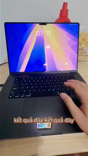 Pin MacBook Pro M4 macOS Tahoe: thua xa Mac Os 15. Nhưng biết cách tối ưu thì vẫn đủ dùng cả ngày. Giao diện OS 26: đẹp tới mức… quên sạc cũng chịu, vì cứ ngồi ngắm mãi 😆. | Apple house