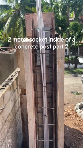 Instalación de un medidor eléctrico en un poste de concreto