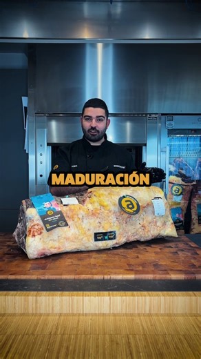 Maduración de la carne y putrefacción no son lo mismo ⛔️🥩 La maduración de la carne en seco (dry age) es un proceso controlado de tiempo, temperatura, humedad y aire ❄️🌬️ En la carne, las enzimas rompen las fibras musculares y mejoran la terneza 🔬🥩 Durante la maduración en seco, la carne pierde humedad y el sabor se concentra ⏳🔥 La putrefacción de la carne es descomposición sin control 🚫🦠 Bacterias alterantes, malos olores y texturas anómalas ⚠️🤢 Dry age es control y calidad 🤌 La putref
