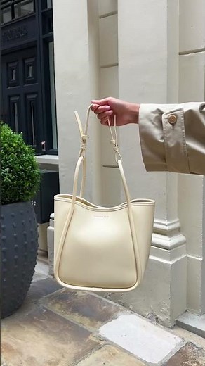 The mini Lyla tote bag has our hearts 🩵💛