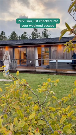 This is the weekend you've been waiting for - cosy lodge, hot tub & total relaxation😌 📍Cedar Retreats | Hoseasons