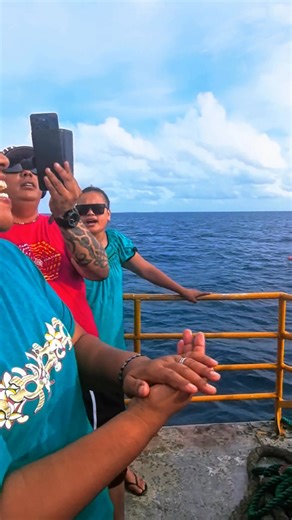 Kiribati people are very easy to be happy. They can sing and dance anytime and anywhere, as if they have never had any worries or troubles. Sometimes I really envy them😂 I don't understand what they are singing about, but at this moment, I truly feel their happiness and relaxation😄✌ | Xiongli Feng