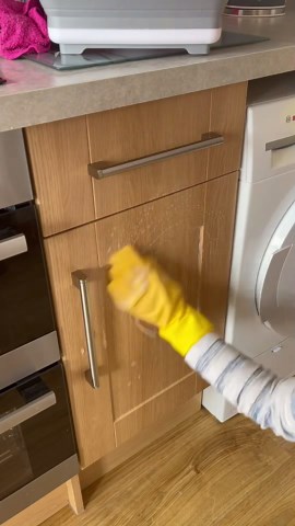 Cleaning the Kitchen Cupboards – Satisfying Deep Clean