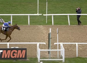 Heavenly Heather is the winner of the day at 200-1 🤩🙌 The joint biggest-priced winner on the flat in British racing history 🇬🇧 Congratulations to all connections - Tracey Waggott, Amie Waugh and S Rain 👏 #AWChamps #Winner | Newcastle Racecourse