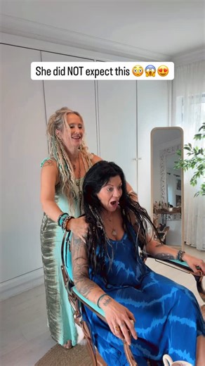 She did not expect the outcome of this 😱😍 Katie traveled all the way from the 🇬🇧 to 🇵🇹 to get her Dream Dreads done, and oh myyyy it was worth it 🙌 The room filled with excitement and joy when she saw her final look, showing her a few of the endless new hairstyles she can do with her dreads. We installed a partial set temporary dreads and braids. 🩵🙏🏻 Thank you Katie for trusting me with your hair and your far away travels! #hairtransformation #blackhair #temporarydreads | SaltyDreads
