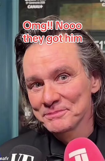 Since when does Jim have light BLUE EYES ! And look how they contoured the face with makeup …. Not gonna lie this one hurt 😭 #fyp #jimcarrey #award