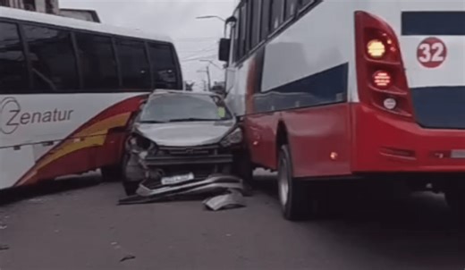 VÍDEO: Engavetamento com dois micro-ônibus destrói muro de casa em Manaus - Portal Em Tempo