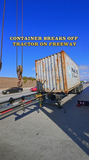 Container Breaks Off Tractor on Freeway! | Pepe's Towing