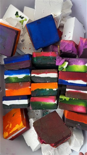 ChalkitASMR on Instagram: "G3 finally hanging out with G2.. The “muted” snaps from g2… hmmm, my favourite! It’s surprising how such a highly dense texture can hold such vibrant colors. Do you prefer crispy or dense texture? I get asked this all the time, it’s like being asked who your favorite child is 😭 I feel like g2 is something more; it almost looks like condensed flour 😍"