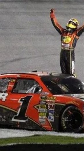 MTSF1 | Motorsport Trends & Statistics F1 on Instagram: "A Daytona 500 de 2010 foi daquelas corridas que parecem roteiro de filme, misturando estratégia, caos, superação e um final inesperado que entrou para a história da NASCAR. Depois de 500 milhas de disputas intensas no pack, acidentes típicos de Daytona e várias mudanças de liderança, a prova foi se definindo nos últimos stints, quando Jamie McMurray, pilotando o carro 1 da Earnhardt Ganassi Racing, começou a aparecer entre os primeiros. O 
