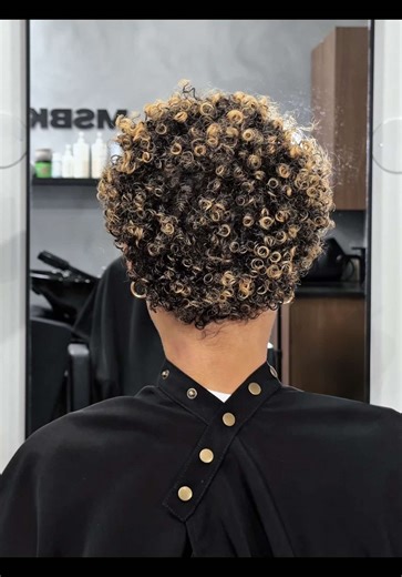 Trust the process. Tone, blend, install… and suddenly everything just makes sense. 🪄 Details ↓ Hair extensions: MSBK No. 1 Silk Lengths: 18, 20, 20 Install: MSBK Quickweave Color: Custom 6N/5A Lowlight. 10V Highlight using @Matrix Color Sync #matrix #quickweave #fauxhighlights #sidepartquickweave