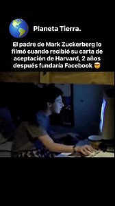 En 2002, el padre de Mark Zuckerberg filmó 🎥 un momento memorable cuando Mark recibió su carta ✍️ de aceptación en Harvard. Solo dos años después, él y sus compañeros de cuarto: Dustin Moskovitz, Eduardo Saverin y Chris Hughes. Lanzaron The Facebook en su dormitorio. A medida que la popularidad de Facebook se disparó, Zuckerberg se tomó varios descansos semestrales de Harvard, y finalmente abandonó para centrarse en la empresa en rápido crecimiento. En 2017, Zuckerberg regresó a Harvard, pero e