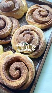 Cast Irons vs. Sheet Pans – Which team are you on? 🤔🍳⁠ ⁠ Both cast irons and sheet pans have their unique baking powers! Cast irons retain heat and bake evenly, while sheet pans maintain those perfectly round shapes for your rolls and biscuits. 🥖🔥⁠ ⁠ Check out this Cinnamon Roll recipe, baked half on a sheet pan, and half on a cast iron skillet! 😍👌⁠ ⁠ Ingredients:⁠ ⁠ - 5 to 5⅓ cups White Lily all-purpose flour, divided⁠ - 1⅓ cup granulated sugar, divided⁠ - 2¼ tsp instant yeast⁠ - 2¼ tsp k