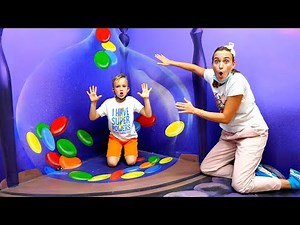 Vlad et Niki jouent et s'amusent dans les musées des illusions