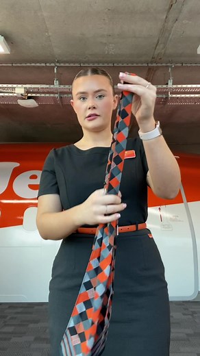 Mastering the skill of tying a scarf is underrated 💅🏼 #easyjet #easyjetcrew #cabincrew #traveltiktok #travel #flightattendant #hack #fyp #airline #aviation