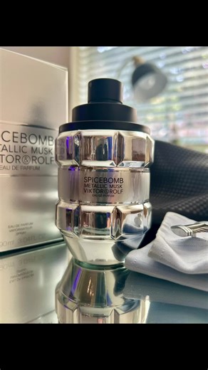 Exploring Spicebomb Metallic Musk by Viktor&Rolf