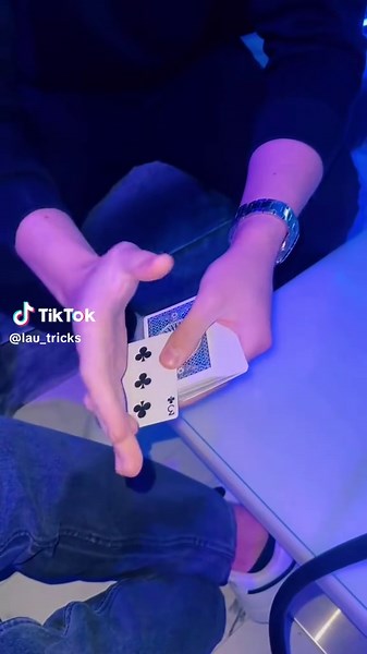 👀Urmărește 3ul #accadeoggi #cards #carte #cãrți #trickster #colors #changes #hobby #mypasion #foru #pentrutine #viralvideos #lautricks #fy #forme #cardistry #magician #mago #magic #magictrick