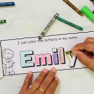 Super awesome Editable Name Practice Books for Preschoolers and kindergartens to practice their name recognition and writing ✍️ 👦🏾👧🏼👍🏻…. It's super easy to create, just type in students names and your entire class book will auto populate 🖨⌨️👍🏻! Your students will love tracing, building, dotting, writing, typing, coloring their names!! let me know if you need this👇👇👇 | Zippi Kids Corner