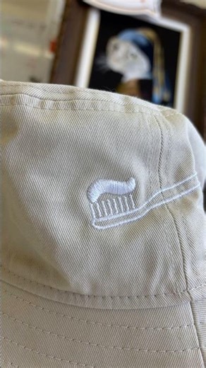 ハットにロゴマーク刺繍します