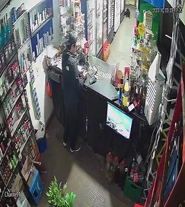 #SANFERNANDO #LOÚLTIMO El día lunes 23 a eso de las 23:30hrs en la botilleria donde Jano ubicada en calle doctor Sepúlveda en villa Centinela sur, de la ciudad de San Fernando se trató de un robo frustrado por parte del dueño de la botilleria, el antisocial huye del lugar. | Radio Pasión FM