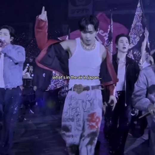 he knows exactly that he’s THE kim taehyung and I think that is soo hot #taehyung #v #kimtaehyung #foryoupage BTS Japan Concert