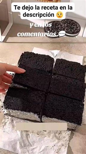 Zoe Sandoval on Instagram: "Sándwich de oreo helado 🤤 ☺Ingredientes: Base de galleta Oreo: • 600 g de galletas Oreo enteras (aprox. 50 galletas) • 170 g de mantequilla sin sal, derretida Relleno de helado sin batidora: • 500 g de crema para batir (nata líquida) • 1 cucharada de extracto de vainilla • 150 g de leche condensada • 100 g de galletas Oreo trituradas (separadas de la base) 👩🏻‍🍳Preparación paso a paso: 1️⃣ Prepara la base de Oreo: forra un molde cuadrado de 23x23 cm (9x9") con pape