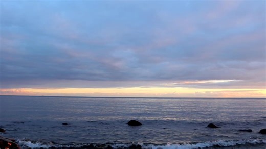 Hallöchen ihr Lieben, heute früh bin ich mal zum Sonnenaufgang an die Kreideküste zwischen Königsstuhl und Lohme gegangen. Leider kam die Sonne nur für kurze Zeit mal zwischen den Wolken durch, aber das sah echt toll aus. Ich wünsche euch einen schönen Feiertag. @alle | Bernsteinteufel