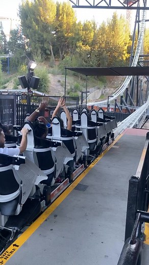 These riders will never know when they’re about to launch into one of the scariest loops in the world😍 . ❓QOTD: What’s a loop de loop (aka inversion) that genuinely terrified you?❓ . 🎢: Full Throttle - Six Flags Magic Mountain . 📸: @coasterdolphin September 2021 . #fullthrottle #premier #sfmm #sixflags #sixflagsmagicmountain #valencia #valenciacalifornia #cali #visitcalifornia #airtime #loop #launchcoaster #premierrides #tallest #themepark #instacoaster #thrillseeker #coasterenthusiasts #amus