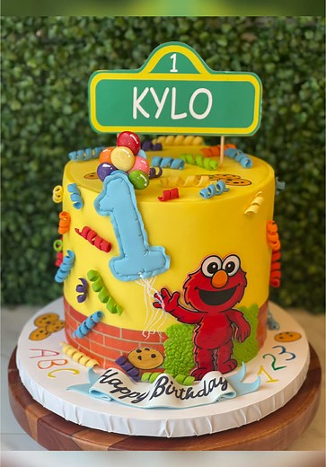 Elmo cake #elmocake #firstbirthday #smashcake #sesamestreet #treatsgeek #atl #ga #georgia #atlanta #customcakes #homemade #celebritycakeartist #GA