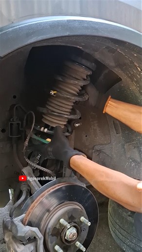 Chevrolet Spin Front Shock Absorber Removal #automobile #mechanic #tips #carmaintenance