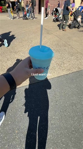 A frozen blue raspberry in Disney is unmatched 🥤 I tend to get my frozen blue raspberry’s most often at both Animal Kingdom and Hollywood Studios and my frozen coke normally at Hollywood Studios but I need to get some from the other parks next time too haha 🤷‍♀️ #disneyworld #disney #disneyparks #disneysnacks #disneyfyp